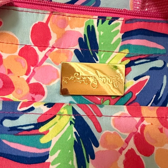 Lilly Pulitzer Vibrant Floral Cooler Bag in Pink & Multi - Picture 3 of 9